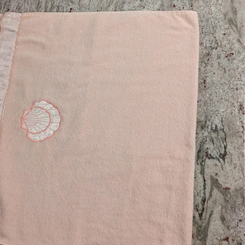 Vintage Peach Sea Shell Bath Towel Satin & Embroidered Trim Soft Scalloped EUC